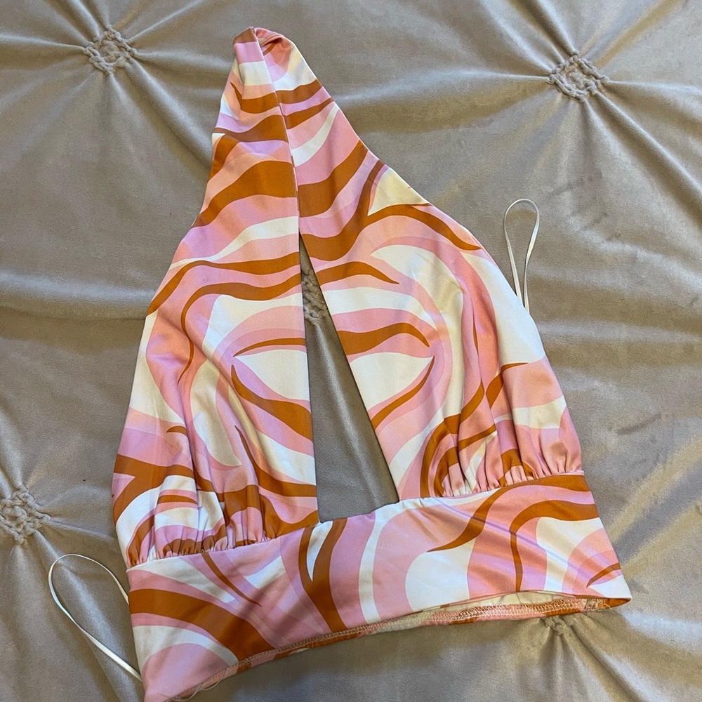 Worn once. Doesn’t fit me, I am super super small ( like 0 nothing on the top)